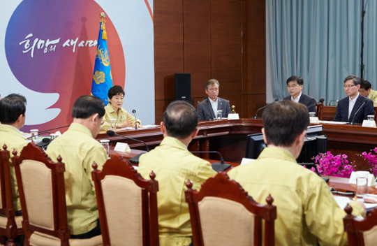 박근혜 대통령이 3일 오후 청와대에서 메르스 대응 민관합동 긴급점검회의를 주재하고 있다. (사진=청와대)
