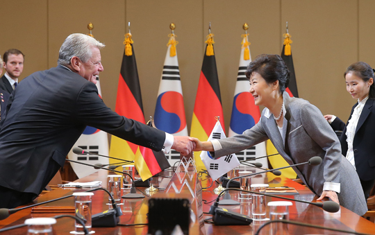 ㅣ 박근혜 대통령과 요아힘 가욱 독일 대통령이 12일 오전 청와대에서 열린 정상회담에 앞서 악수하고 있다. <사진제공=청와대>