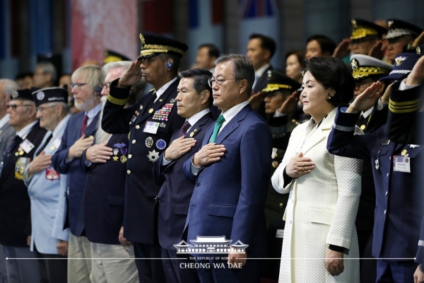 문재인 대통령이 1일 서울 용산구 전쟁기념관 평화의 광장에서 열린 제70주년 국군의 날 기념식에서 기념사를 하고 있다. (사진=정책브리핑)