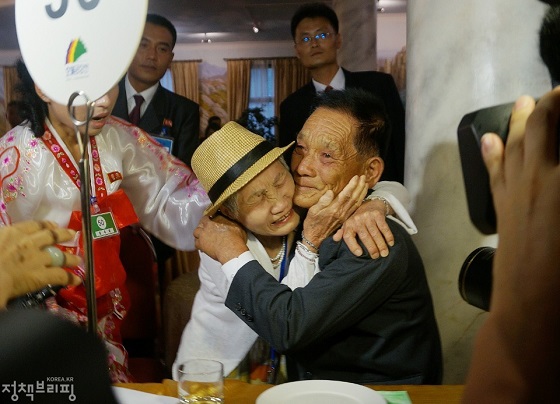 지난 8월 20일 금강산호텔에서 열린 제21차 남북 이산가족 단체상봉 행사에서 남측 이금섬 할머니가 아들 리상철씨를 만나 기뻐하고 있다.(사진=청와대)