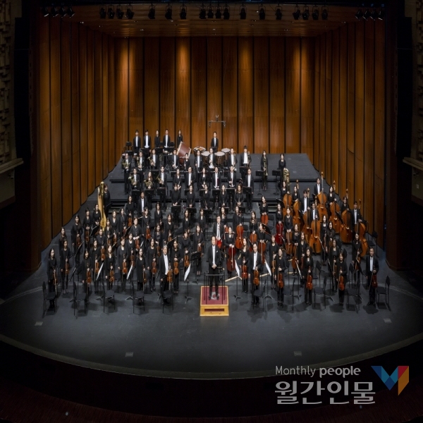 인천시립교향악단 단원들과 이병욱 예술감독