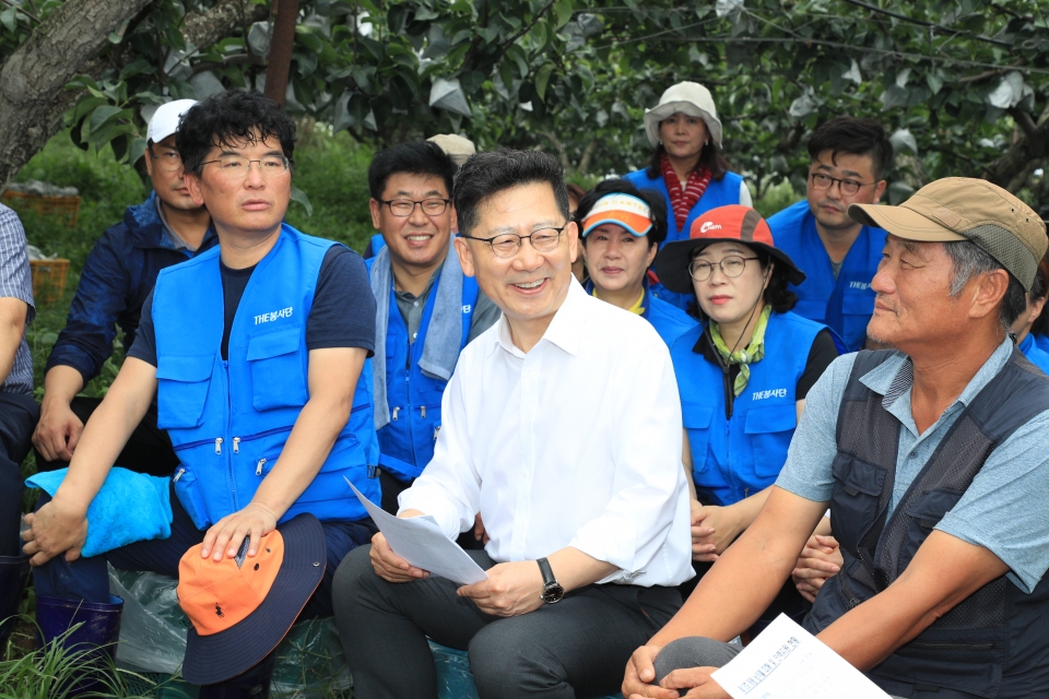 제13호 태풍 링링 피해 농가 일손돕기(천안)에 참여한 김현수 농림축산식품부 장관