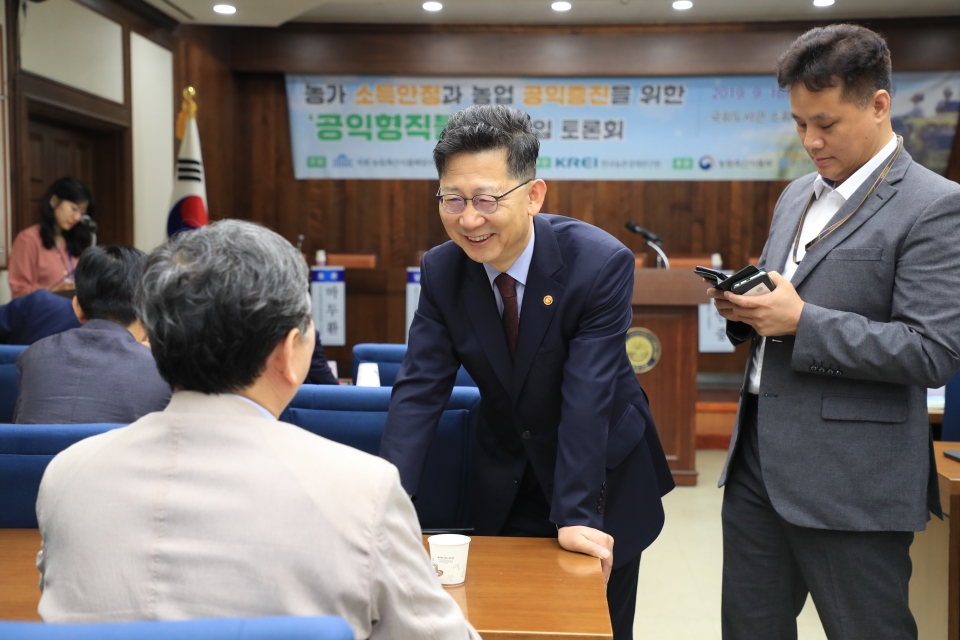 국회에서 공익형직불제 도입 토론회에 참석한 김현수 농림축산식품부 장관