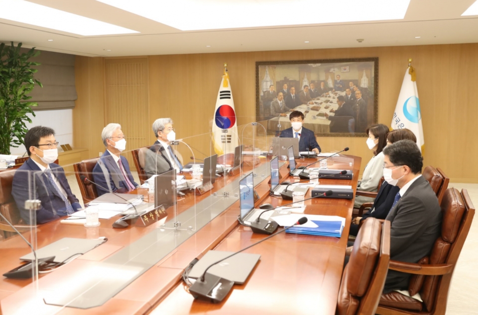 통화정책방향 결정회의에 참석한 이주열 한국은행 총재 [사진=한국은행]