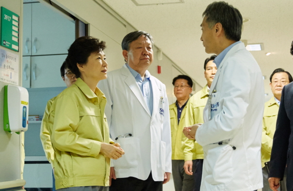 박근혜 대통령이 14일 서울대병원 메르스 치료 격리병동을 방문, 병실 밖에서 오명돈 감염내과 교수의 설명을 듣고 있다.(사진=청와대)