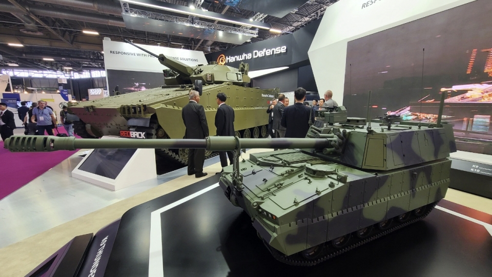 유로사토리(Eurosatory) 2022를 통해 공개한 한화디펜스의 미래형 보병전투장갑차 레드백과 K9A2 신형 자주포 모델